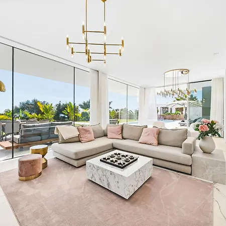Luxury With Heated Pool & Jacuzzi Near Golf Villa