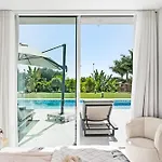 Вілла Luxury With Heated Pool & Jacuzzi Near Golf *